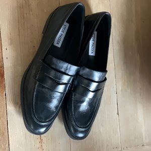 STEVE MADDEN BLACK LEATHER PENNY LOAFER